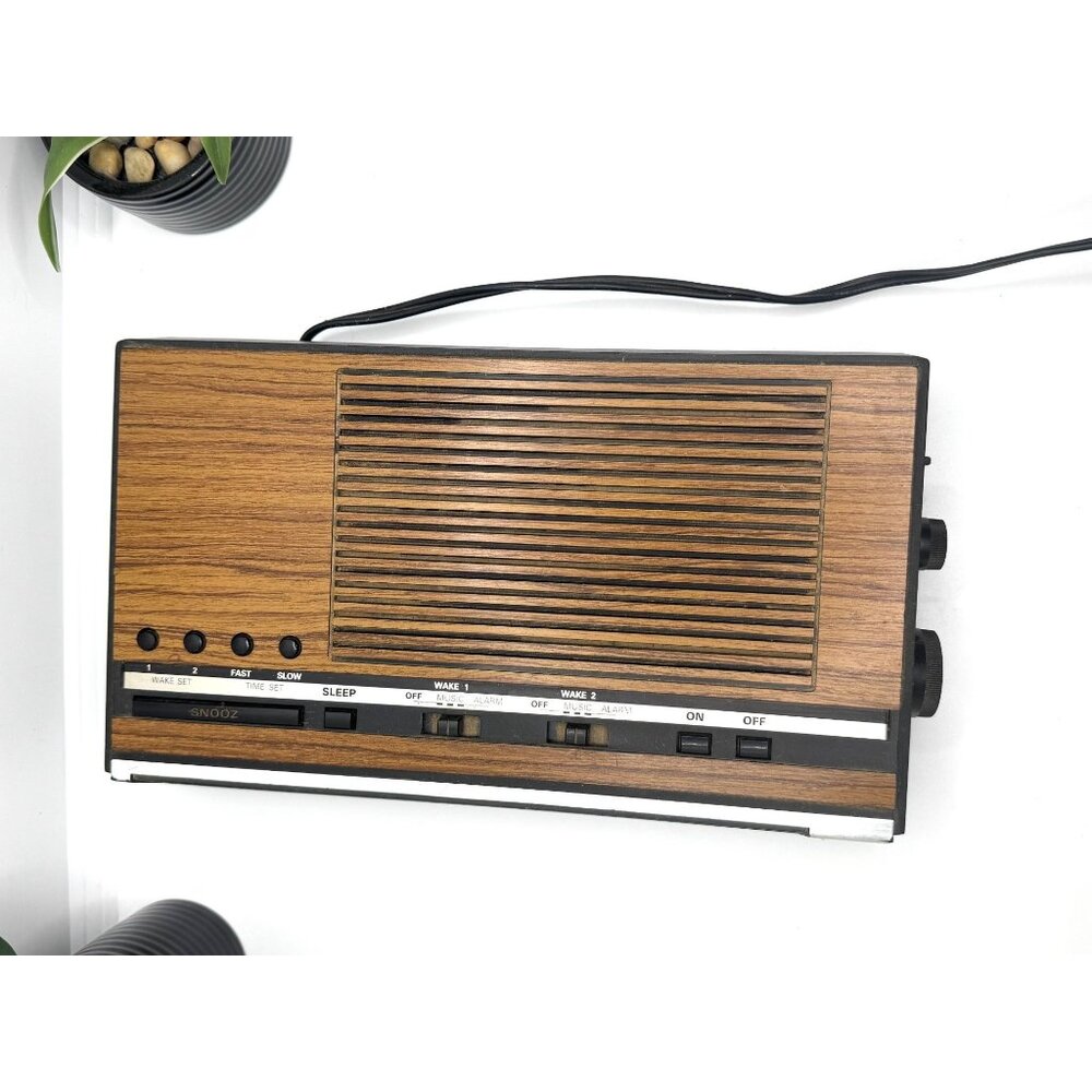 Vintage General Electric AM/FM Woodgrain Alarm Clock Radio 7-4624B - Picture 11 of 14